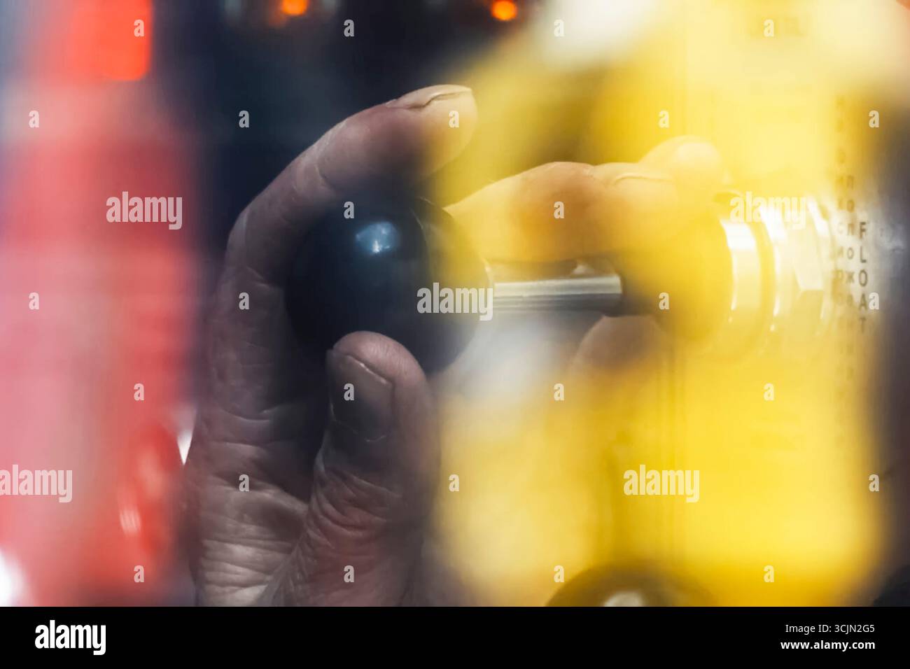 le dita di un uomo anziano tengono premuta la leva per cambiare modalità Foto Stock