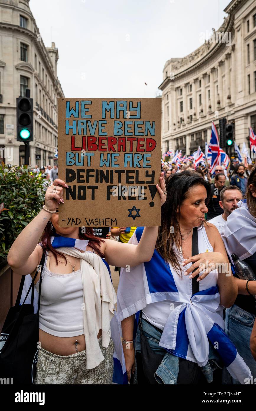 Marcia contro l'antisemitismo - decine di migliaia di persone marciano nel centro di Londra opponendosi all'antisemitismo in rapida crescita e avvertendo che è un pericolo per questo Foto Stock
