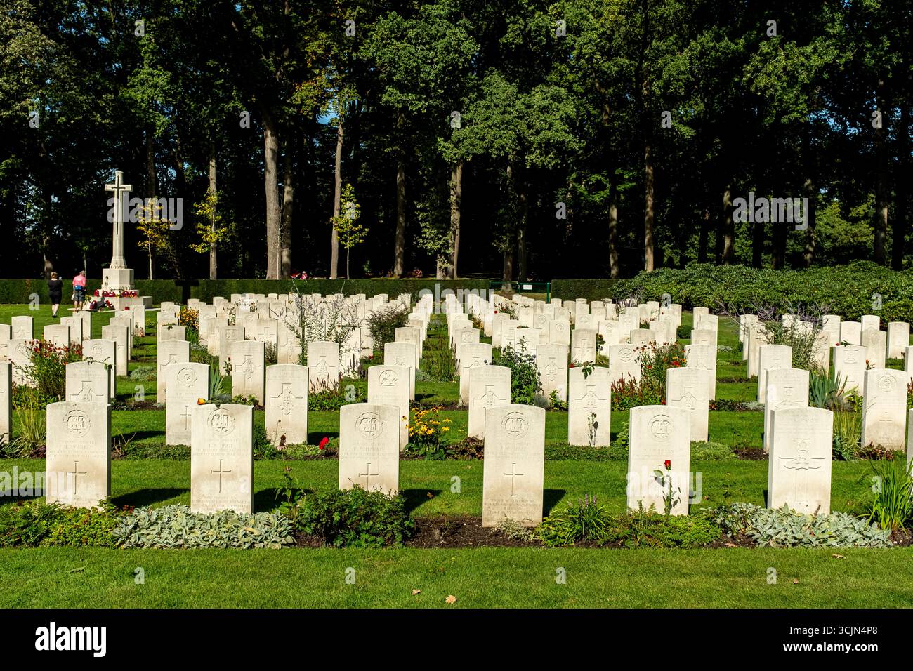 Durante il 78th Airborne Mars / Hiking Tour del 2025 a Oosterbeek, Paesi Bassi, la gente visitò nuovamente la seconda guerra mondiale / cimitero del mercato con soldati caduti e ufficiali che diedero la vita, combattendo gli occupanti tedeschi nel settembre 1944. Foto Stock