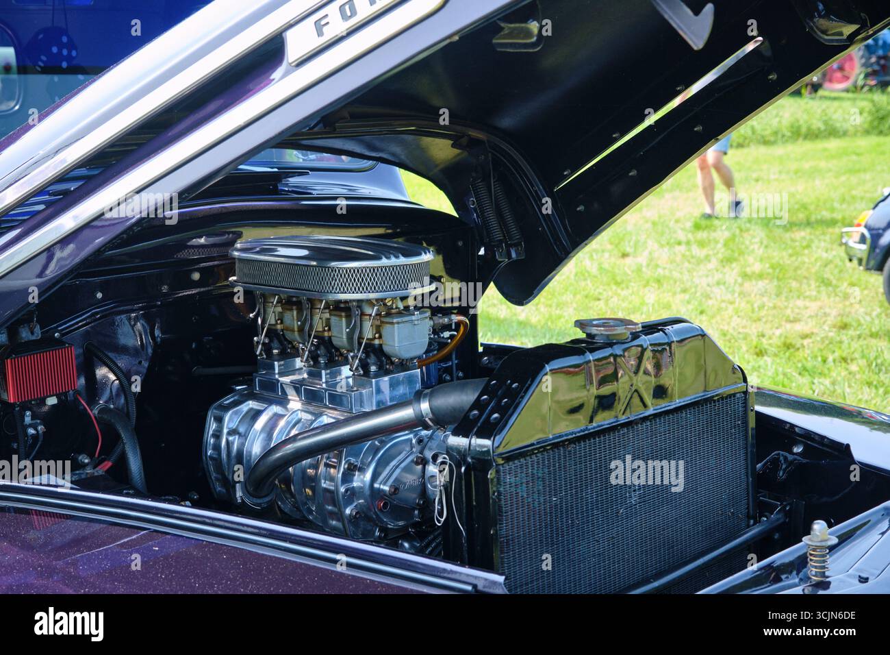 Ruinerwold, Paesi Bassi; 17 agosto 2024: Motore V8 cromato Navarro Flathead presentato in un pickup Ford d'epoca a Oldtimerdag Ruinerwold Foto Stock