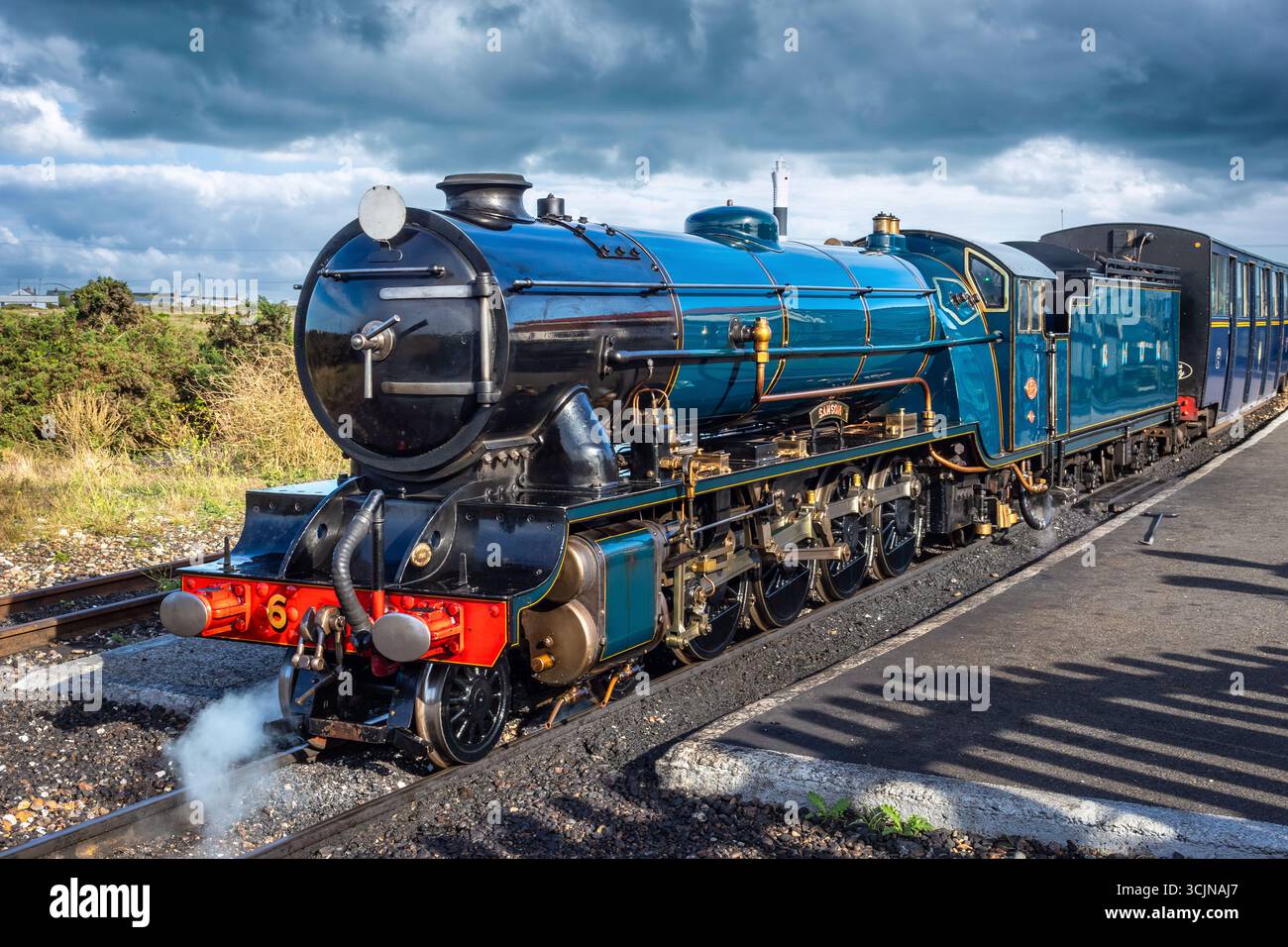 Il motore a vapore Samson attende l'imbarco dei passeggeri, pronti a proseguire il viaggio da Dungeness a Hythe Foto Stock
