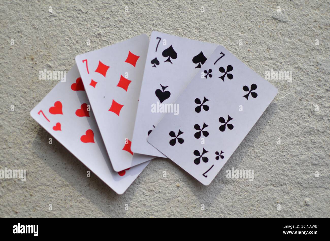 Un mazzo di carte da gioco è sparso sul pavimento, sullo sfondo. Foto Stock