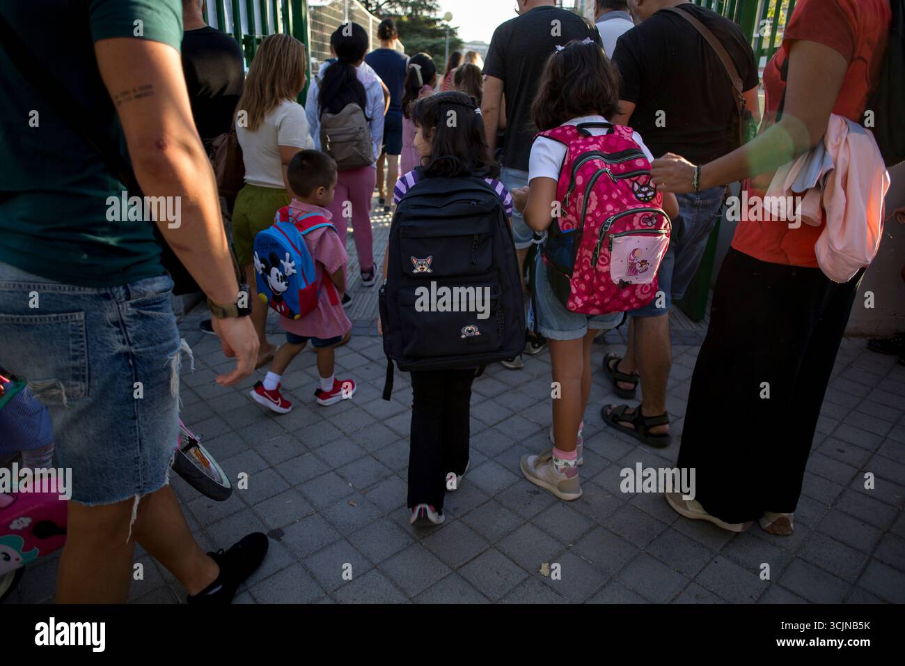 Madrid, Spagna. 8 settembre 2025. Le ragazze con zaini entrano a scuola il primo giorno dell'anno scolastico. Nella Comunità di Madrid, inizia l'anno scolastico 2025/2026, per asili, scuole primarie, scuole speciali e asili privati. (Foto di Luis Soto/SOPA Images/Sipa USA) credito: SIPA US/Alamy Live News Foto Stock