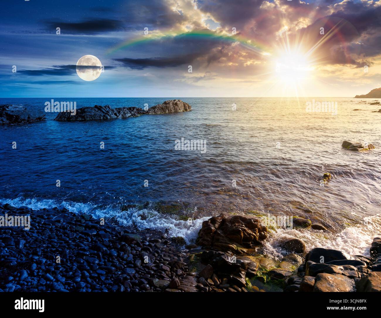 costa di ghiaia. concetto di cambiamento di orario diurno e notturno. bella stagione estiva di vacanze al mare con sole e luna al crepuscolo Foto Stock