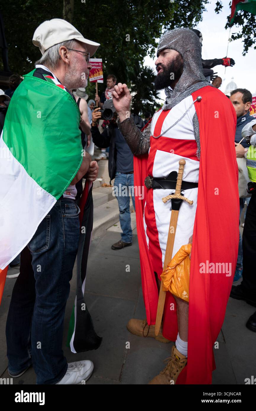 Il 6 settembre i manifestanti anti anti aborto si sono riuniti vicino alla piazza del Parlamento come i sostenitori dell'azione palestinese hanno dimostrato in piazza. Un crociato e.. Foto Stock