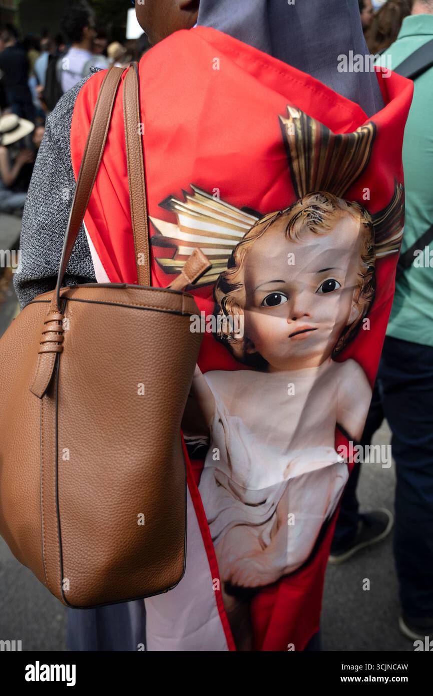 Il 6 settembre i manifestanti anti anti aborto si sono riuniti vicino alla piazza del Parlamento per una manifestazione. Suora con un mantello con Gesù bambino Foto Stock