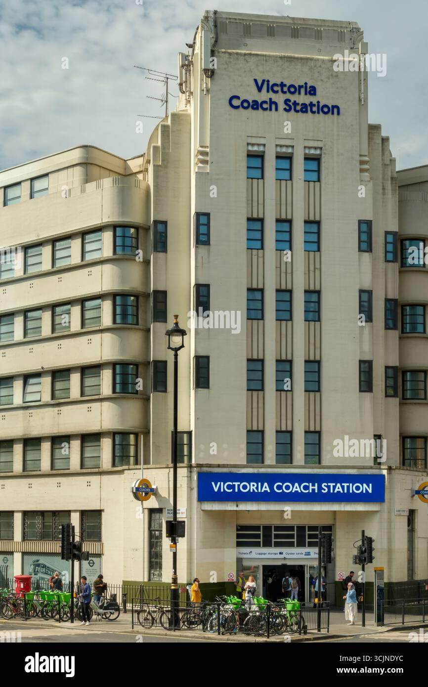 Londra, Inghilterra - Victoria Coach Station al 164 di Buckingham Palace Road, Westminster, è la più grande stazione degli autobus di Londra. Aperto il 10 marzo 1932 b Foto Stock