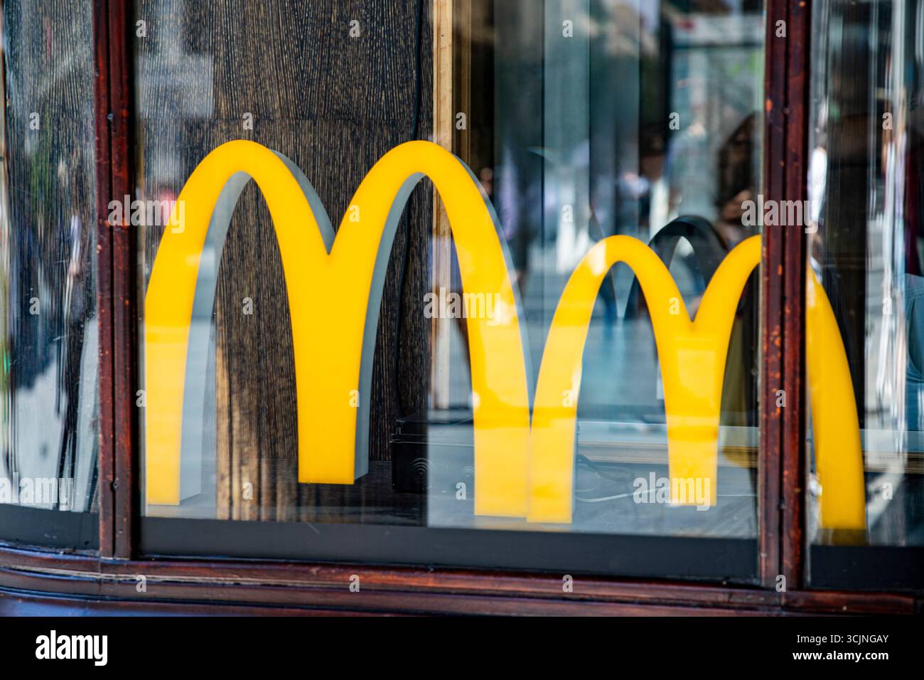 Primo piano di un cartello dorato di McDonalds. fast food a madrid spagna 08.06.2025 Foto Stock