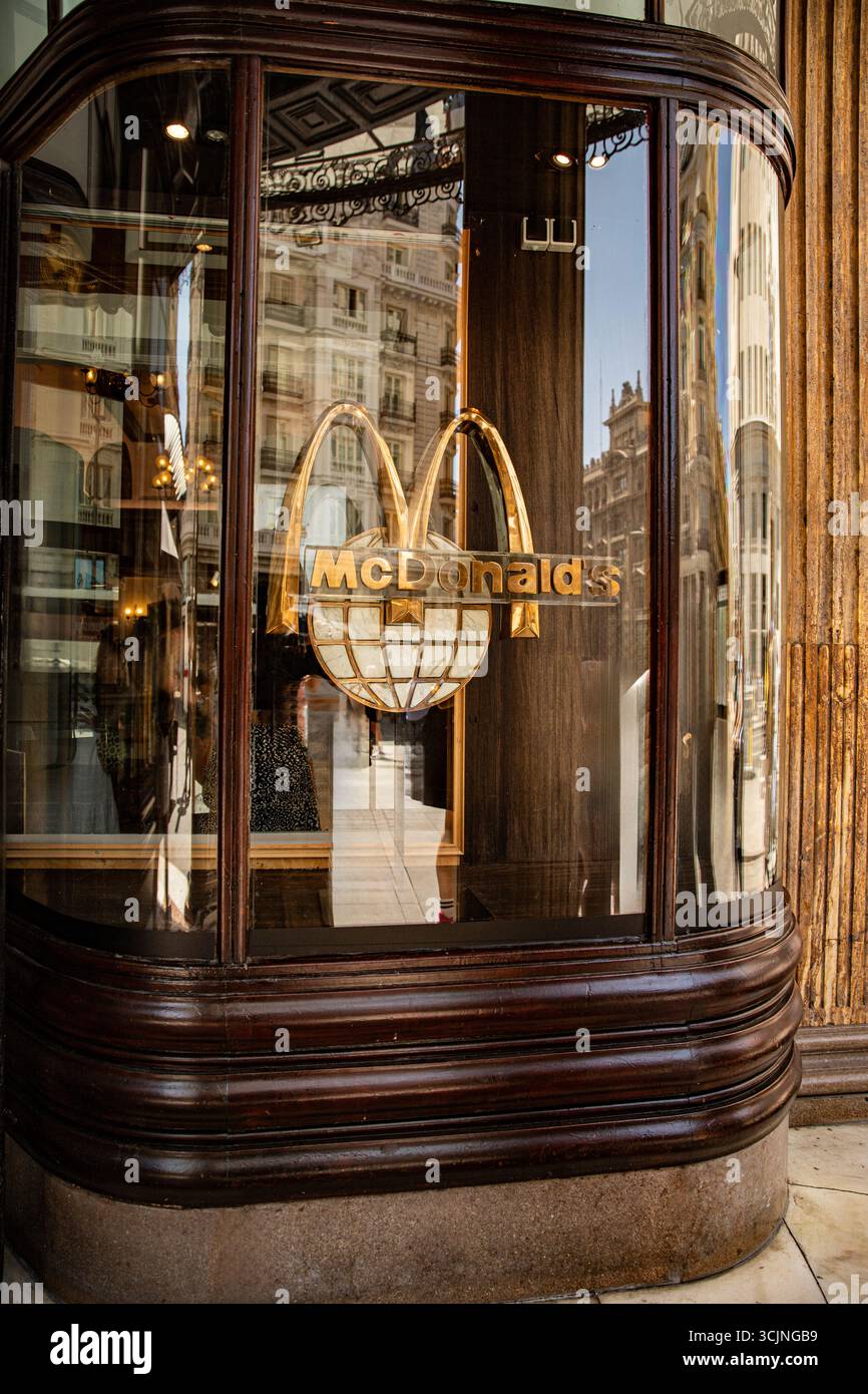 archi d'oro. Famosi archi di McDonald's su una facciata. fast food a madrid, spagna 08.06.2025 Foto Stock