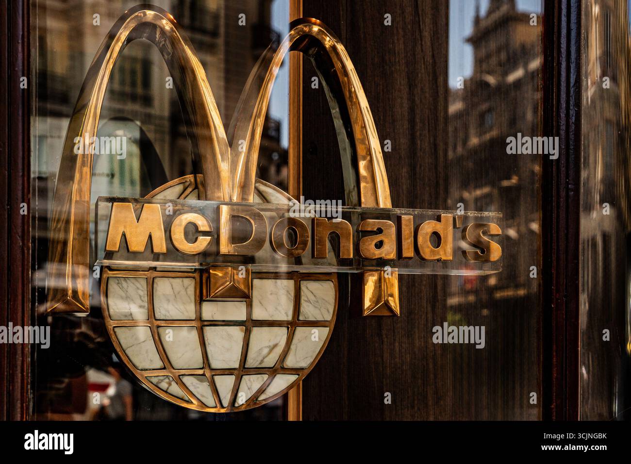 Logo McDonalds su una porta di vetro. fast food a madrid, spagna 08.06.2025 Foto Stock