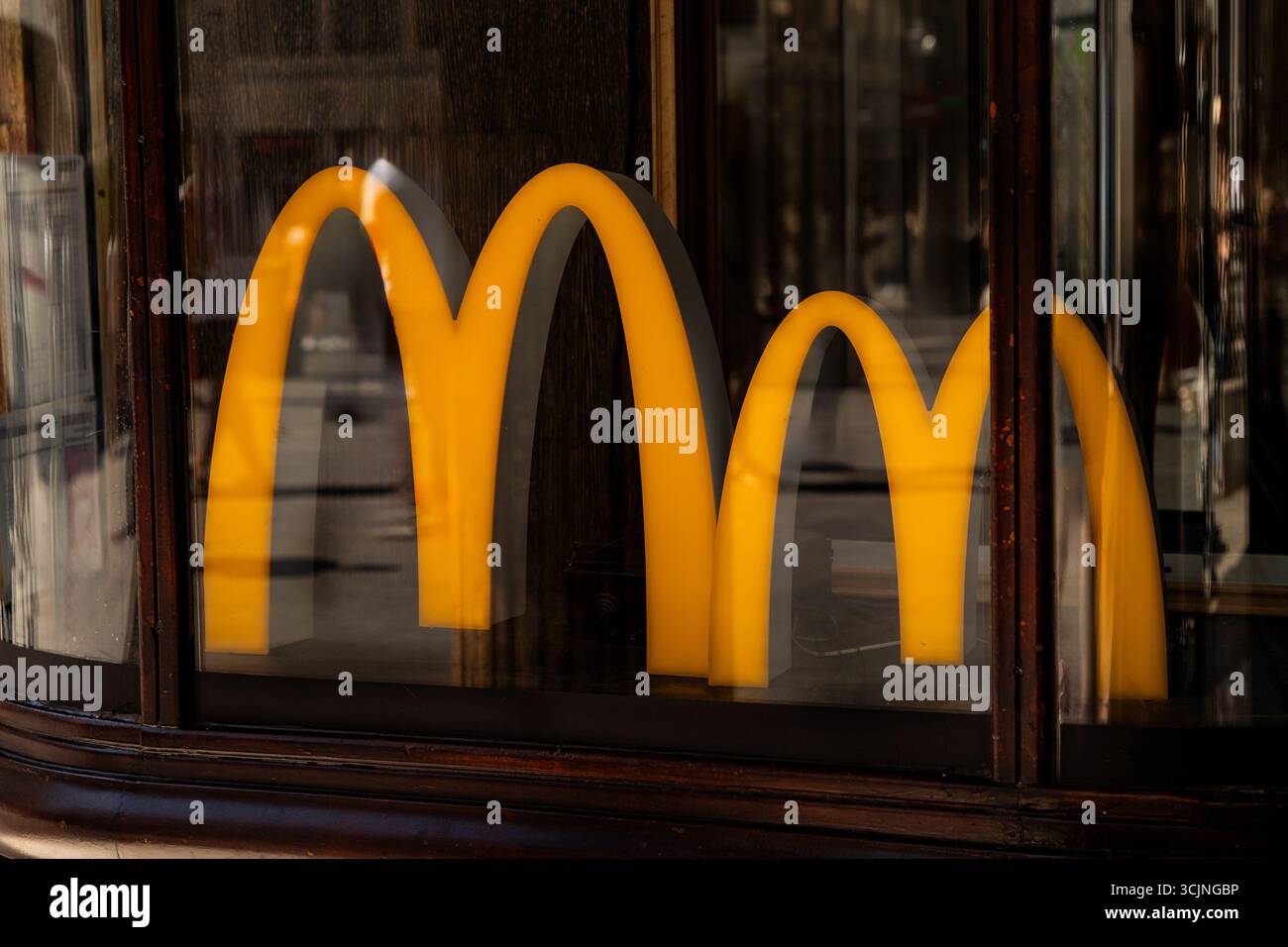 Il logo M. Fast food globale, simbolo McDonalds Madrid Foto Stock