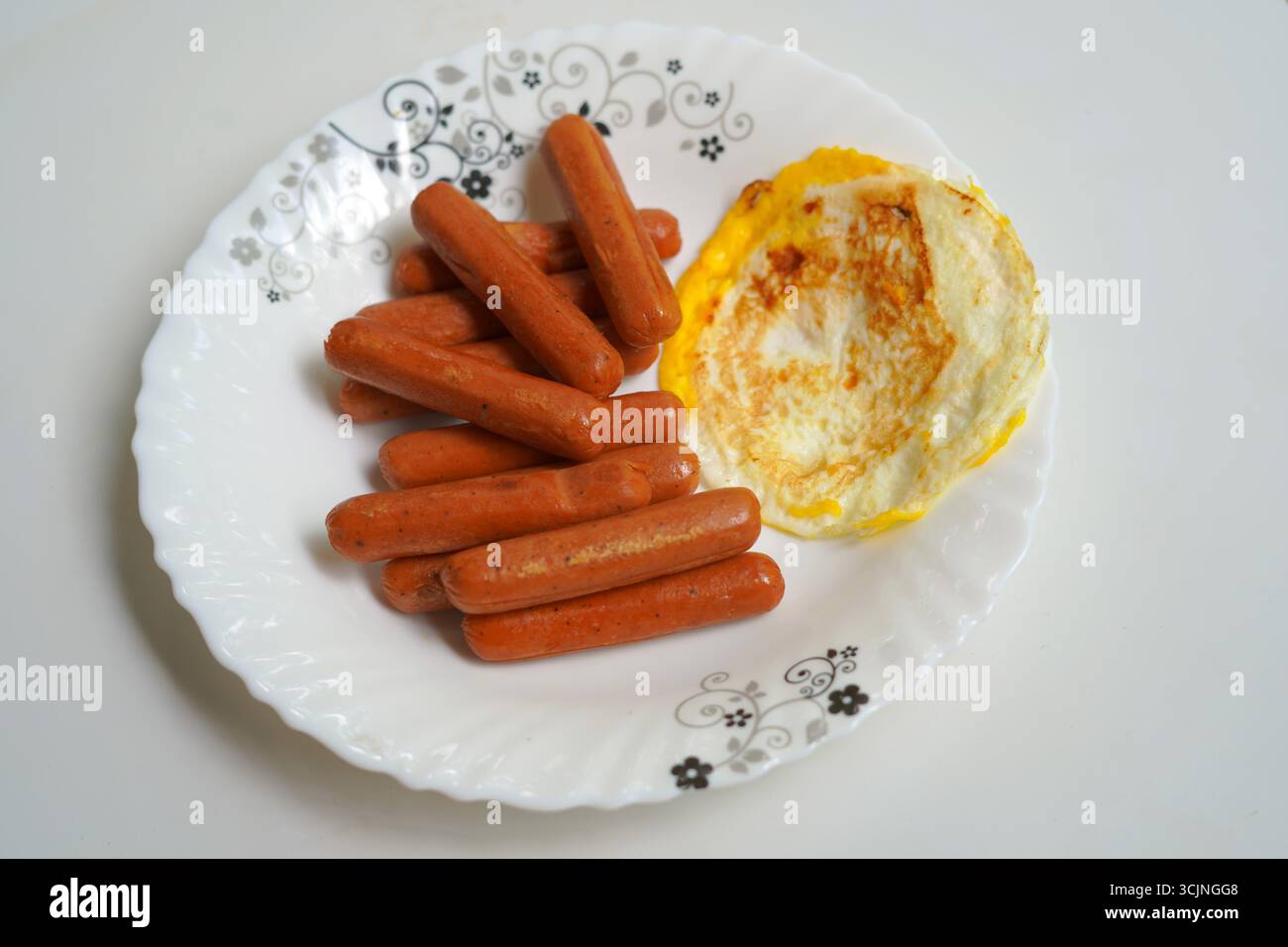 Immagine ravvicinata di salsicce cotte e omelette. Foto Stock