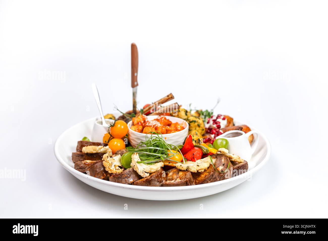 pollo assortito con salsicce di pollo, cosce, quaglia e contorno su sfondo bianco Foto Stock