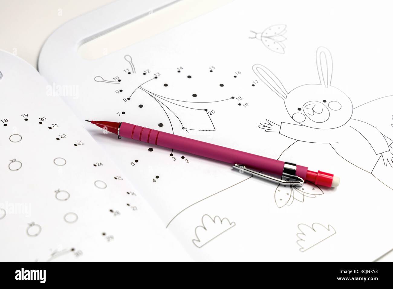 Libro di attività per bambini con matita a pagina. Foto di alta qualità Foto Stock