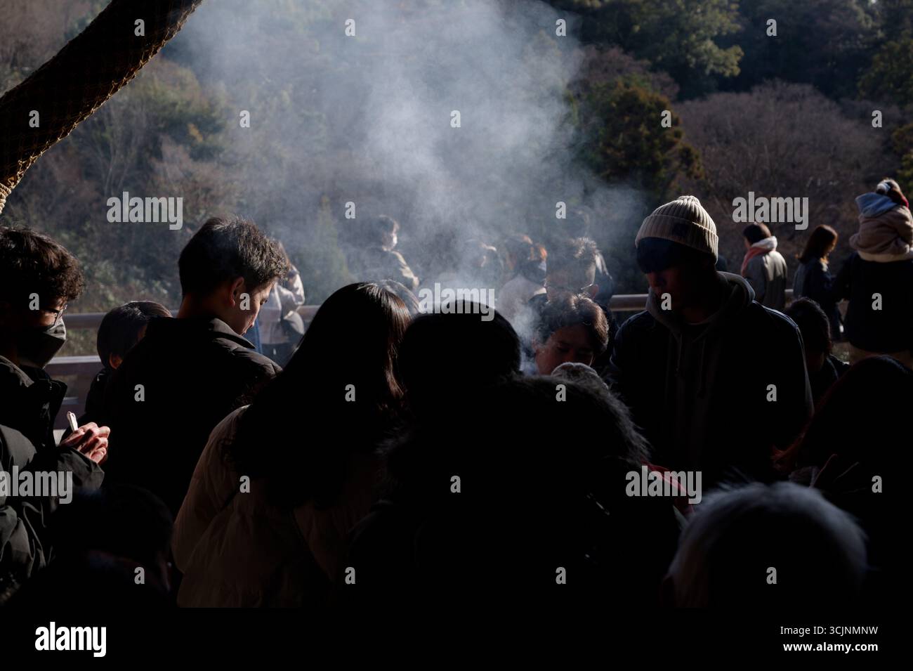 I giovani fedeli si riuniscono intorno al fumo di incenso a Kiyomizu-dera di Kyoto durante Seijin no Hi Foto Stock