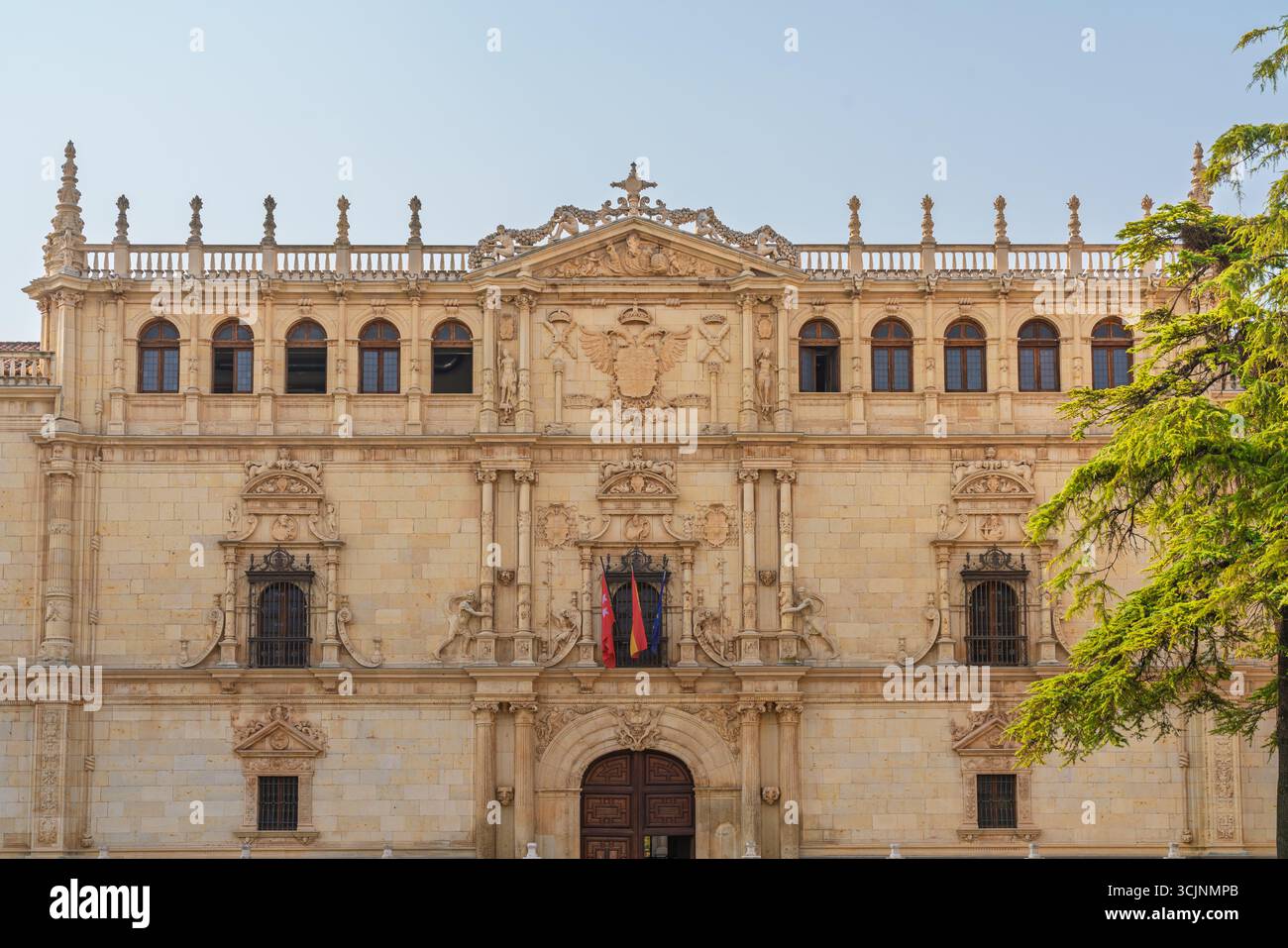 Alcalá de Henares, Spagna. 20 agosto 2025. Vista dall'angolo basso della facciata Plateresque dello storico Colegio de San Ildefonso Foto Stock
