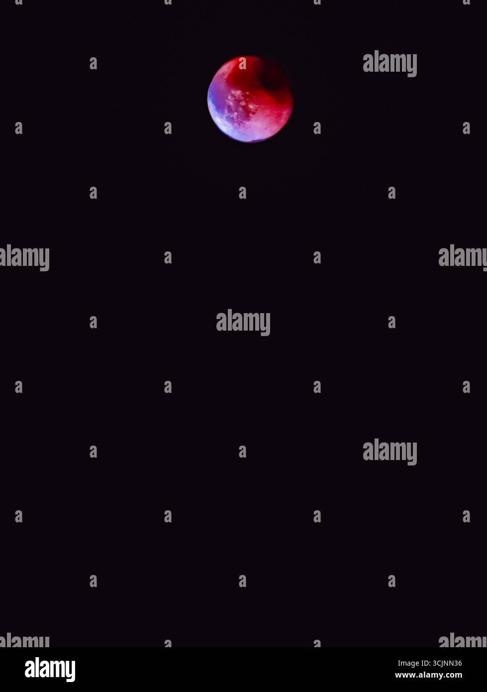 Blood Moon Supermoon Lunar Eclipse rare Celestial Event con Red Glow in Night Sky Cosmic background per temi Astronomia Design futuristico Digital Wallpaper Web e progetti creativi. Foto Stock