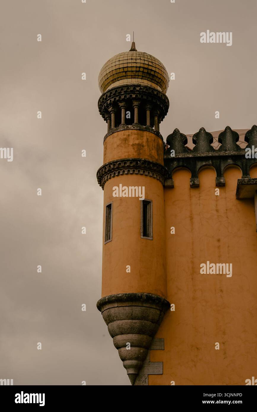 Una vista dettagliata della torretta gialla e della guglia a cupola del Palácio da pena a Sintra, Portogallo. Foto Stock