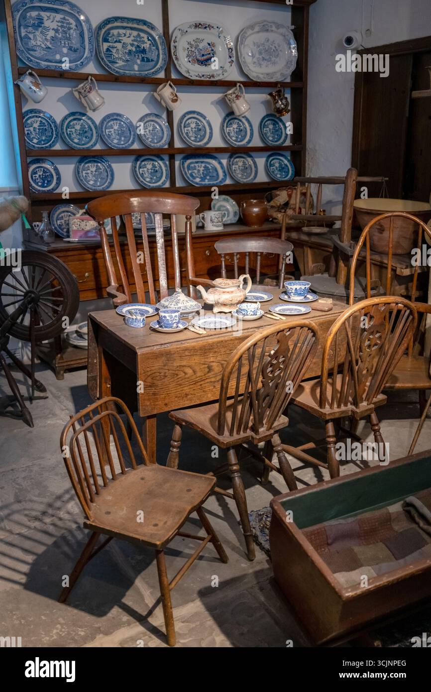Esposizione storica del soggiorno presso il museo del castello di Abergavenny, Monmouthshire, Galles, Regno Unito Foto Stock