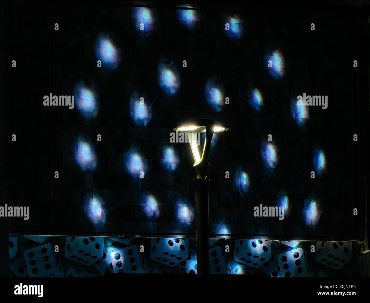 Palo luminoso di notte con ombra circolare di Halo Foto Stock