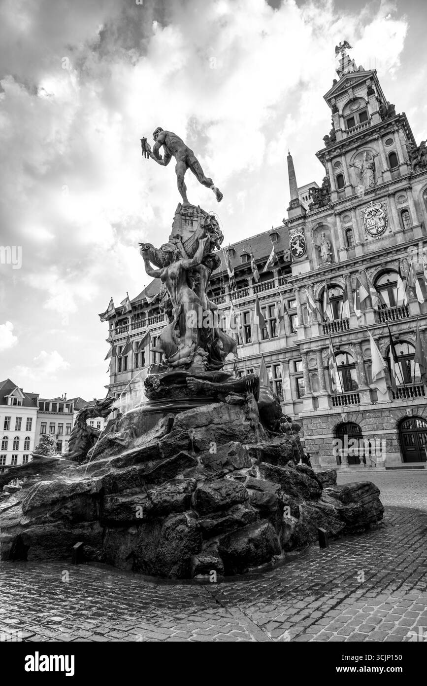 Scultura della fontana di Brabo di fronte al municipio nella piazza principale di Grote Markt di Anversa, Belgio, il 18 luglio 2025 Foto Stock