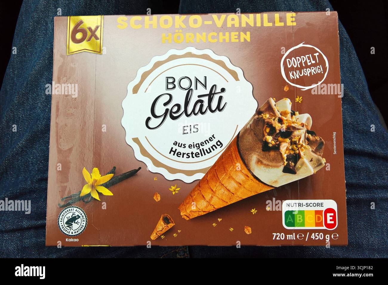 BonGelati. Bon gelati Eis von Discounter Lidl. 6x Schoko Vanille Hörnchen bzw Eiswaffel *** gelato BonGelati Bon gelati da Discounter Lidl 6x croissant alla vaniglia o cono gelato al cioccolato Foto Stock