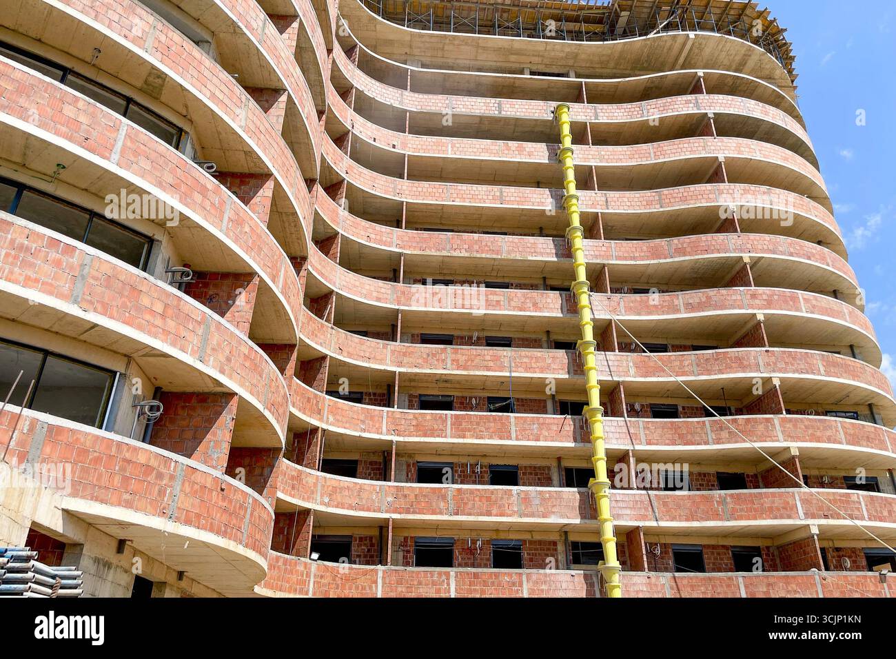 Cantiere di un edificio residenziale a più piani in cemento e mattoni Foto Stock