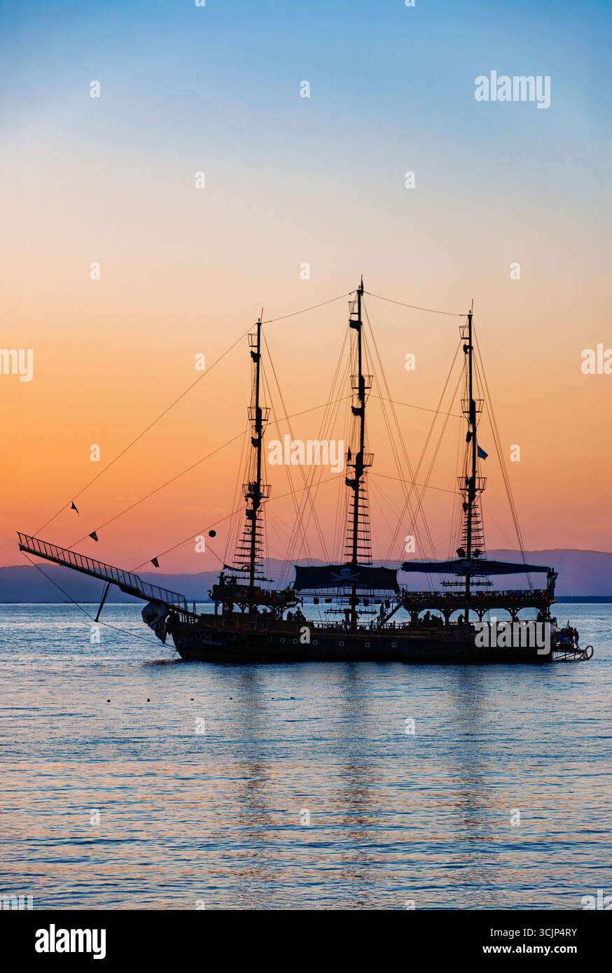 Un'alta nave pirata turistica caratterizzata da un cielo al tramonto. Foto Stock