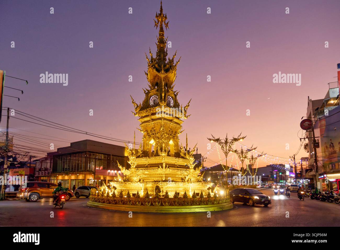 Uhrenturm ho Nalika, verzierter dorato Torre dell'orologio an der Thanon Banphaprakan, Chiang Rai, Nordthailand, Thailandia, Asien Foto Stock