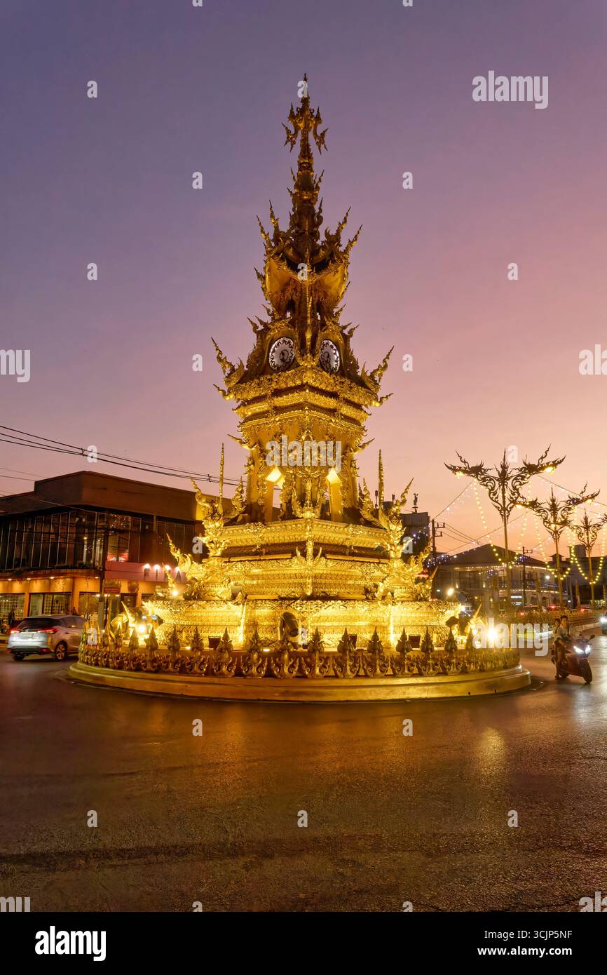 Uhrenturm ho Nalika, verzierter dorato Torre dell'orologio an der Thanon Banphaprakan, Chiang Rai, Nordthailand, Thailandia, Asien Foto Stock