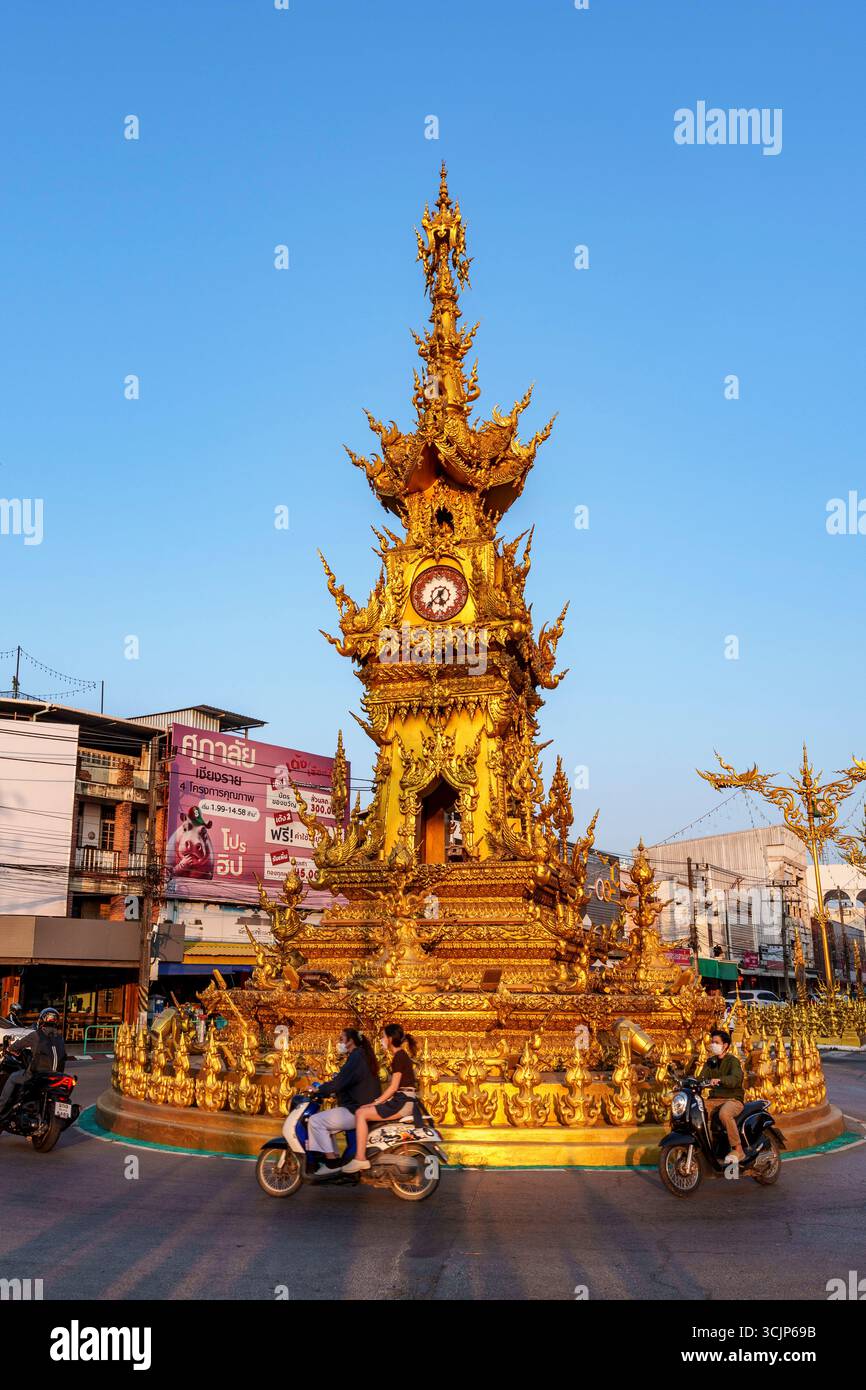 Uhrenturm ho Nalika, verzierter dorato Torre dell'orologio an der Thanon Banphaprakan, Chiang Rai, Nordthailand, Thailandia, Asien Foto Stock