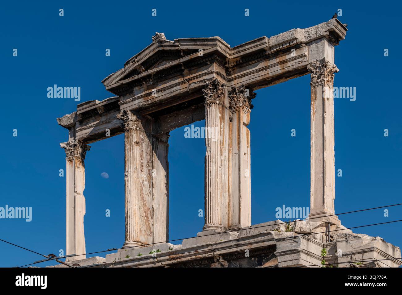 L'antico Arco di Adriano, Atene, Grecia, con la luna sullo sfondo Foto Stock