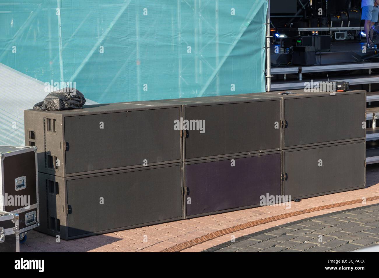 Potente sistema audio per concerti all'aperto con ampi altoparlanti sul palco per ascoltare musica dal vivo. Foto Stock
