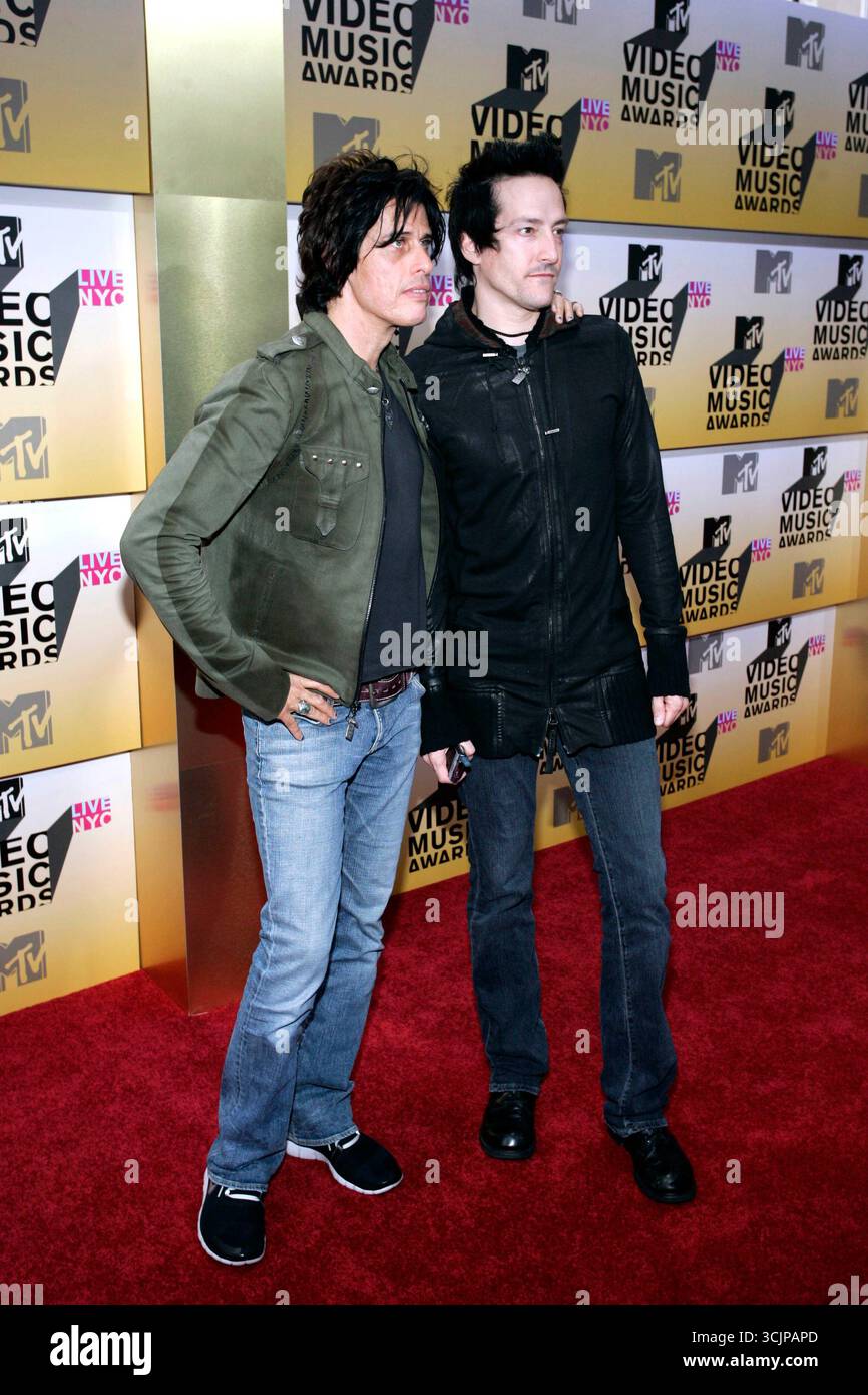 Dean DeLeo di Stone Temple Pilots e Richard Patrick di Filter arrivano per gli MTV Video Music Awards al radio City Music Hall di New York - 31 agosto 2006 Foto Stock