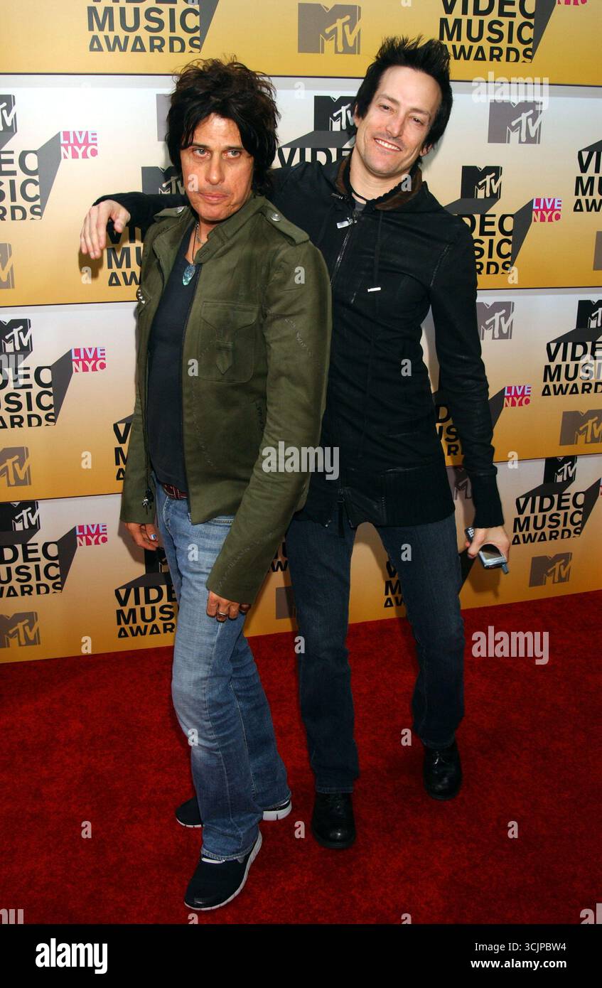 Dean DeLeo di Stone Temple Pilots (r) e Richard Patrick di Filter arrivano agli MTV Video Music Awards 2006 del 2006, che si sono tenuti presso la radio City Music Hall, New York City - 31 agosto 2006 Foto Stock