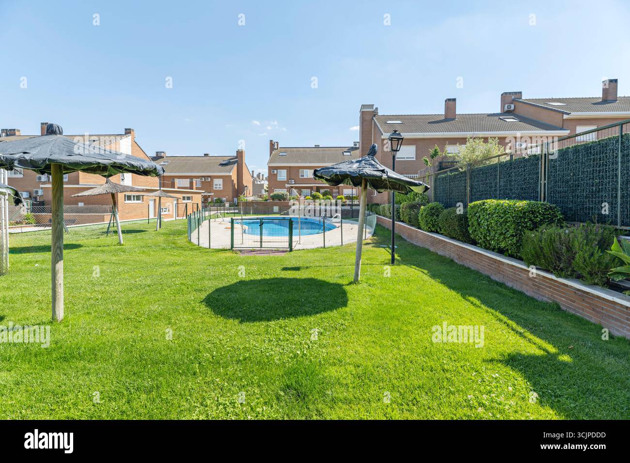 Composizione architettonica che gioca con piani e prospettive, utilizzando il pool riflettente del cortile come risorsa spaziale non dominante Foto Stock