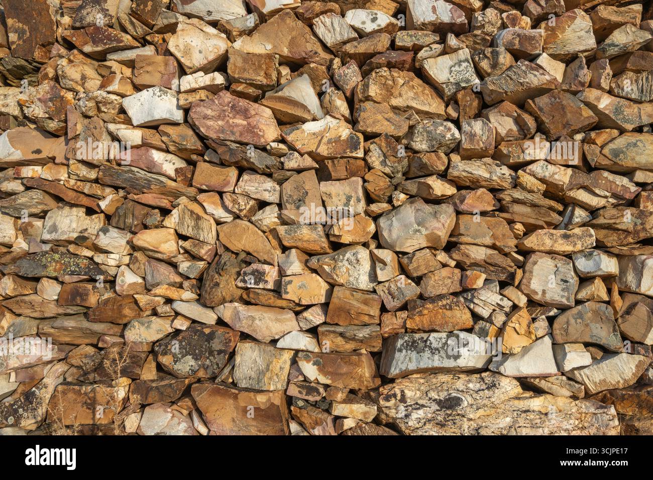 Parete calcarea secca impilata senza Malta, una tecnica tradizionale che consente il passaggio dell'aria e piccoli animali Foto Stock