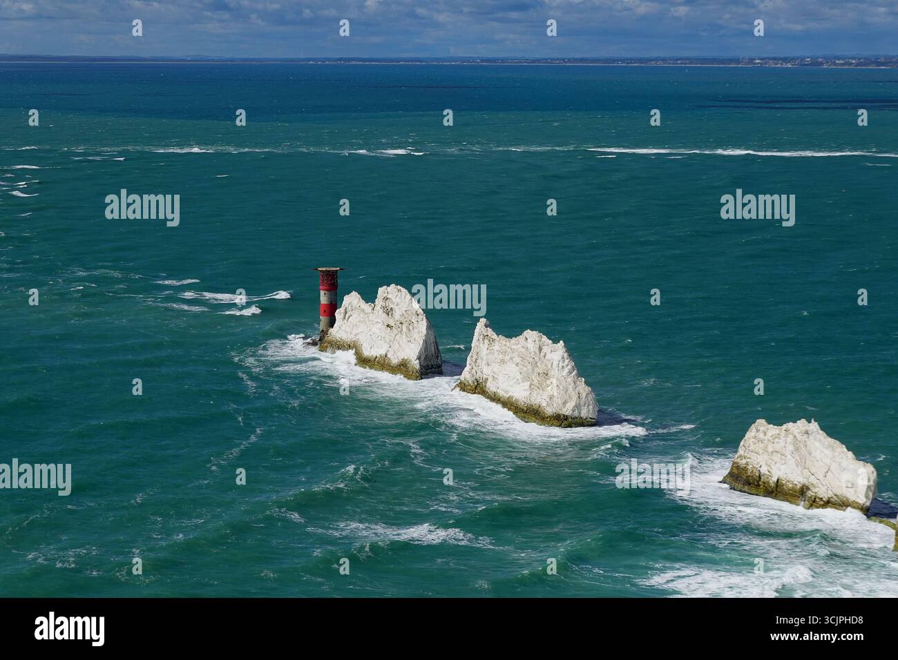 Needles Lighthouse, Manica, Alum Bay, Isola di Wight, Inghilterra, Regno Unito - il faro del XIX secolo su una delle rocce di gesso conosciute come The Needles Foto Stock Needles Lighthouse, Manica, Alum Bay, Isola di Wight, Inghilterra, Regno Unito - il faro del XIX secolo su una delle rocce di gesso conosciute come The Needles Foto Stock