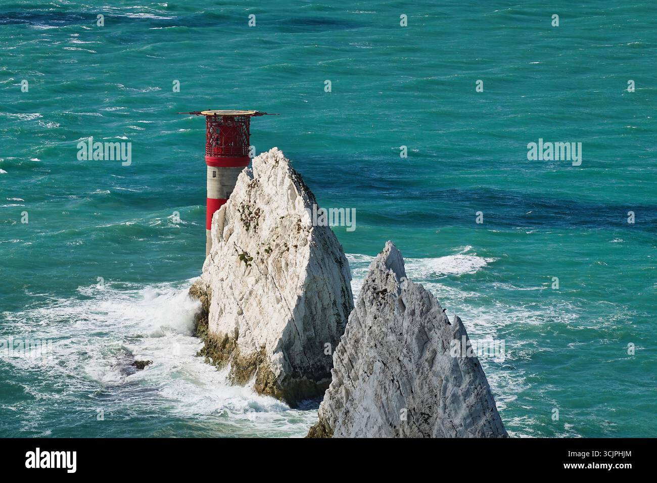 Needles Lighthouse, Manica, Alum Bay, Isola di Wight, Inghilterra, Regno Unito - il faro del XIX secolo su una delle rocce di gesso conosciute come The Needles Foto Stock Needles Lighthouse, Manica, Alum Bay, Isola di Wight, Inghilterra, Regno Unito - il faro del XIX secolo su una delle rocce di gesso conosciute come The Needles Foto Stock