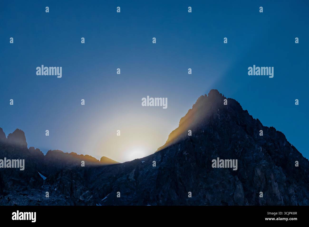 Sole che tramonta dietro il monte Ritter nella riserva naturale di Ansel Adams, Inyo National Forest, California, Stati Uniti Foto Stock