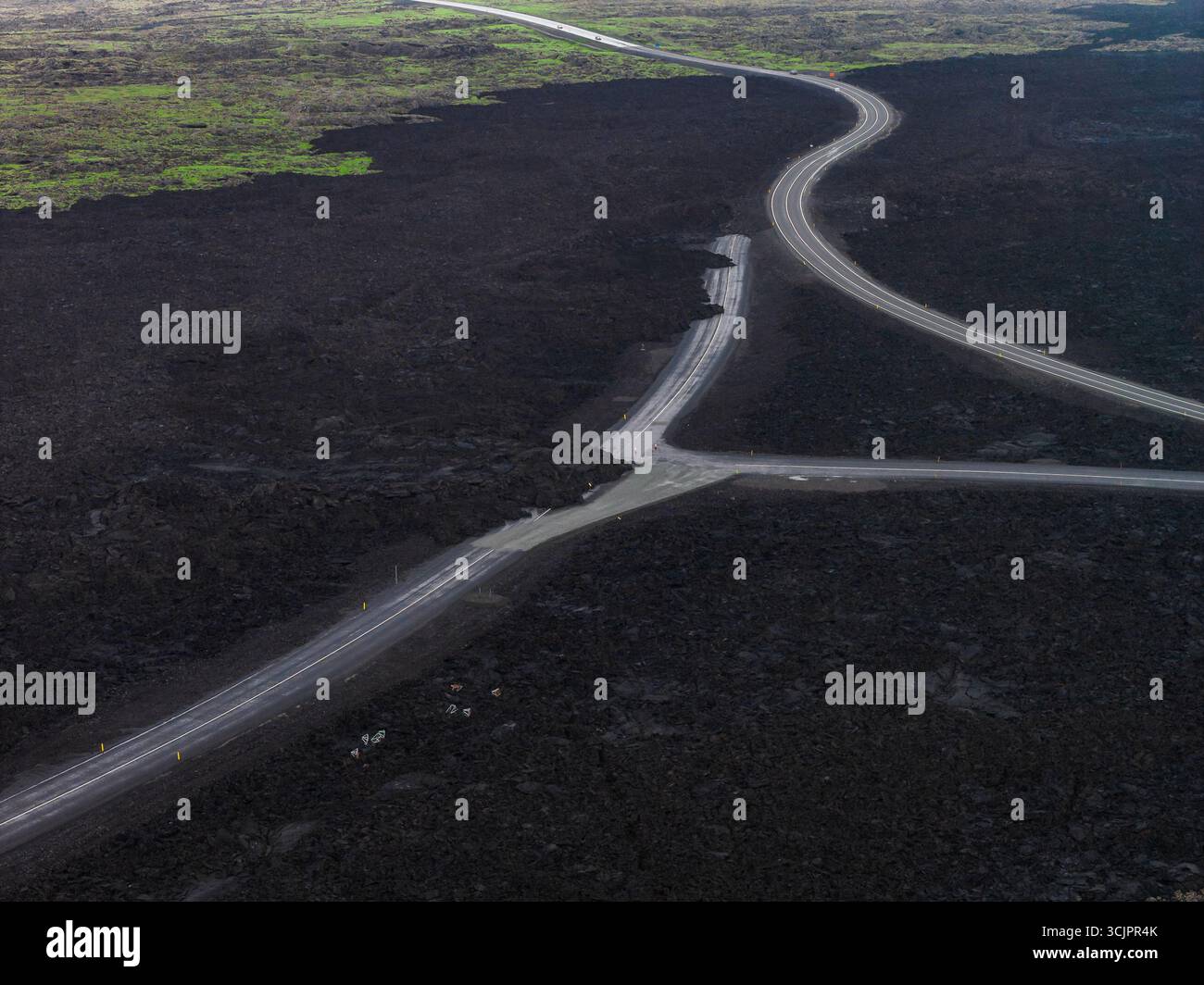 Vista aerea delle strade attraverso i campi di lava nel terreno vulcanico dell'Islanda Foto Stock