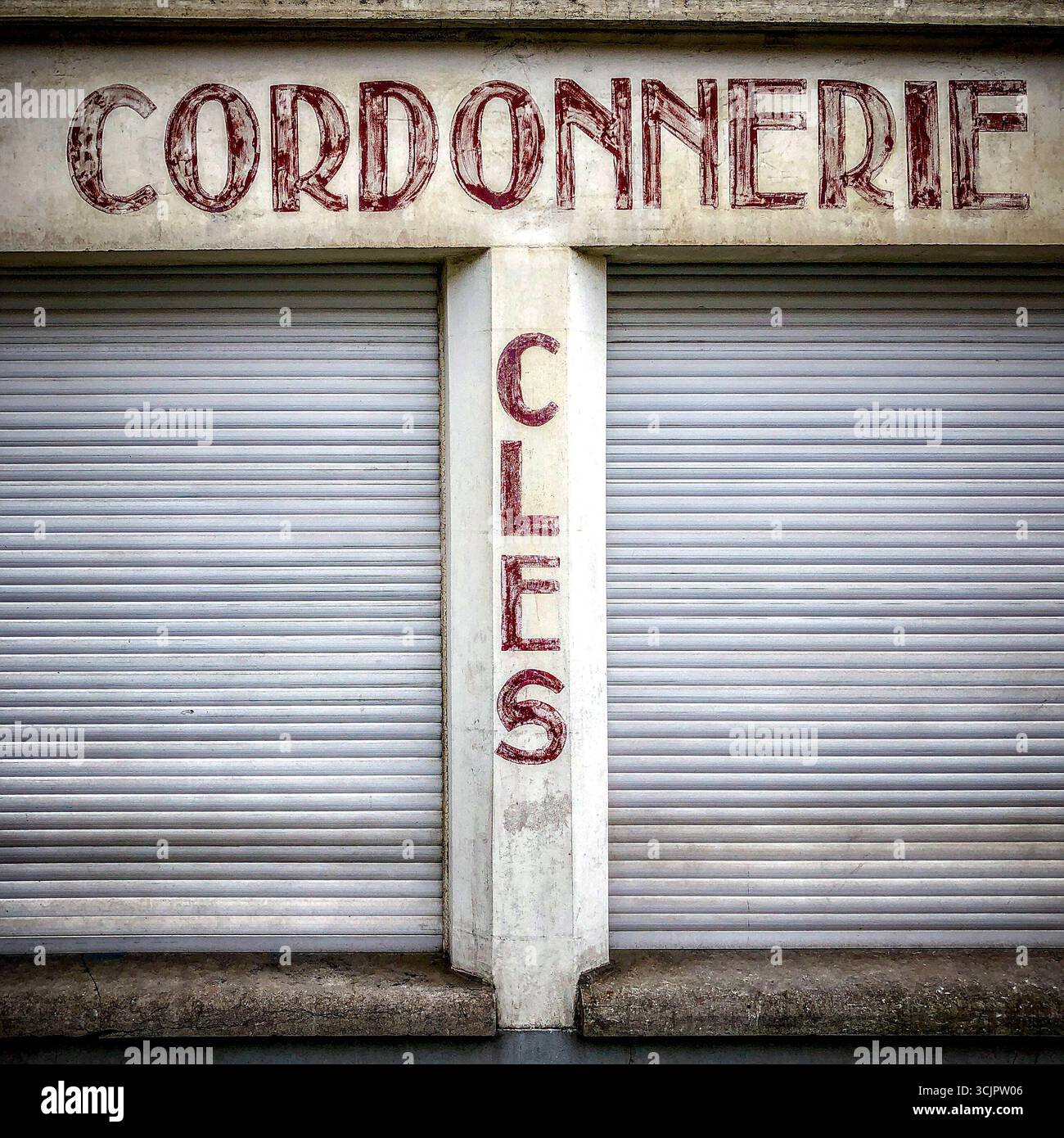 Attività di cordone/taglierina per chiavi con le serrande abbassate (chiuse in modo permanente?) - Forest, Bruxelles, Belgio. Foto Stock