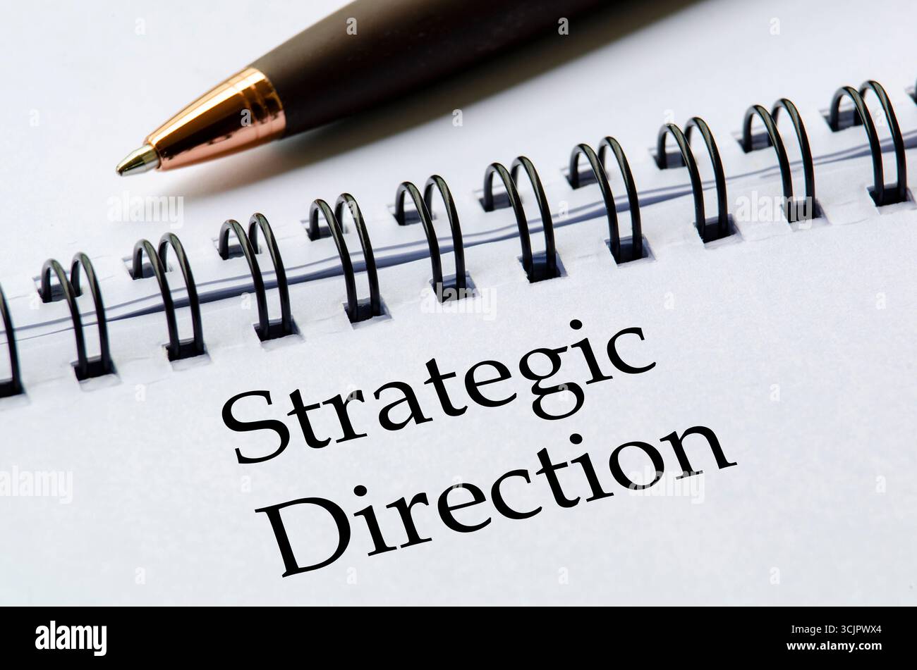 Primo piano del blocco note con l'intestazione direzione strategica scritta in grassetto sulla pagina Foto Stock