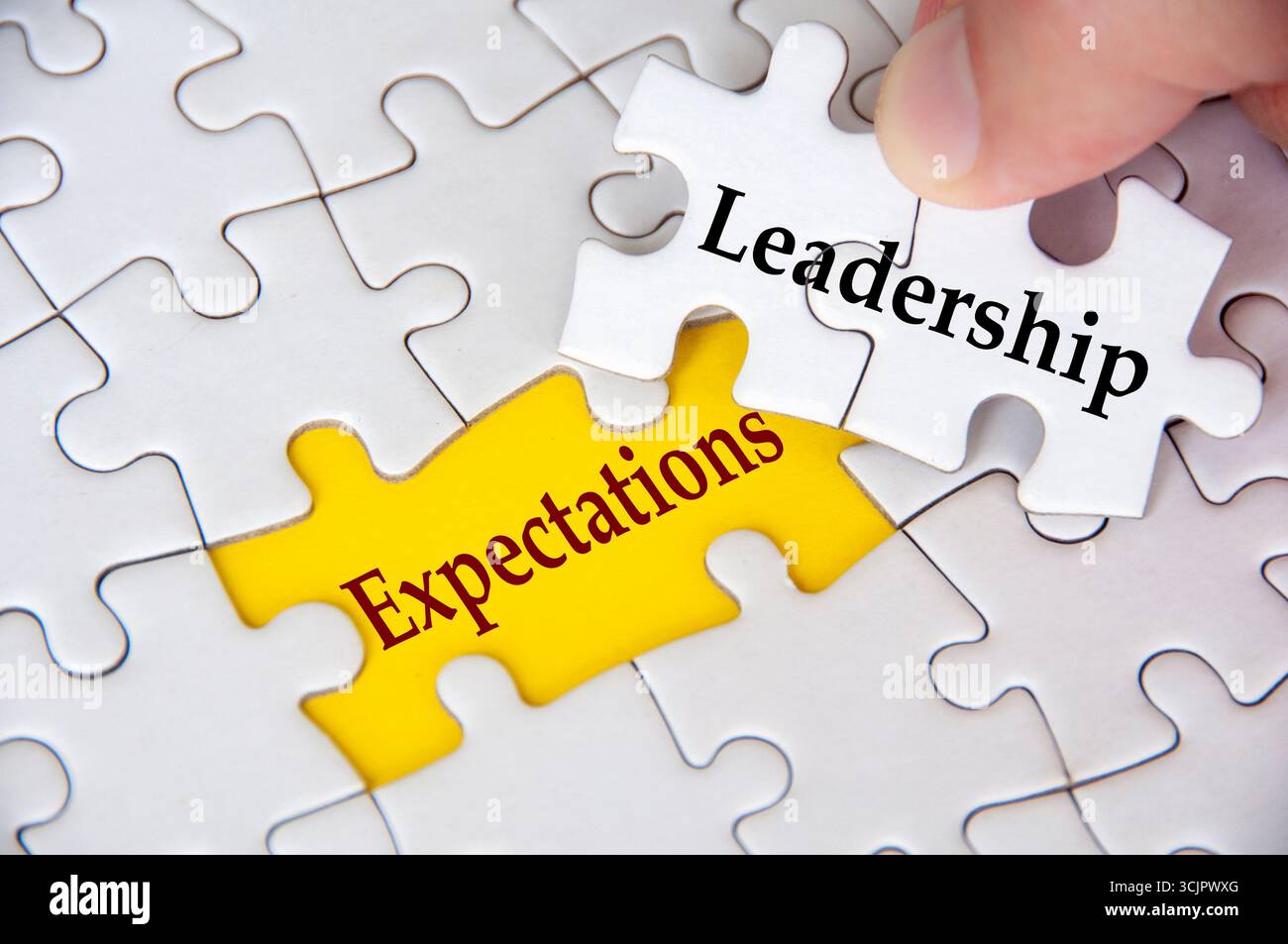 Aspettative di leadership, puzzle di Jigsaw con pezzo mancante che mostra il testo aspettative di leadership evidenziate in primo piano Foto Stock