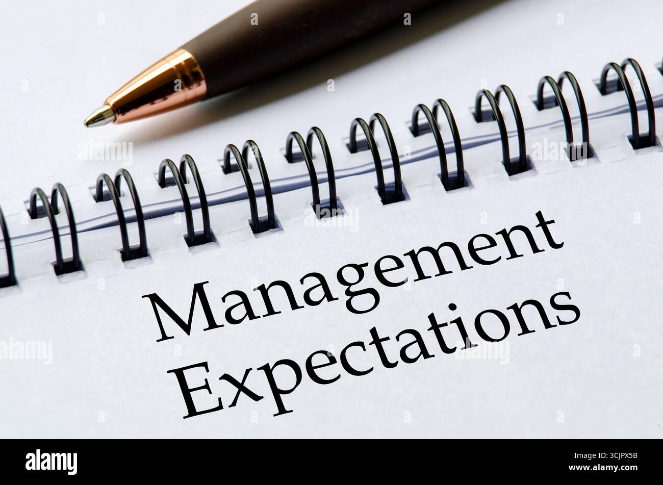 Primo piano del blocco note con le aspettative di gestione del titolo scritte chiaramente sulla sua pagina Foto Stock