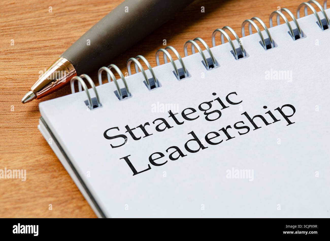 Primo piano blocco note che mostra la leadership strategica scritta a mano sulle sue pagine con una matita sul lato Foto Stock