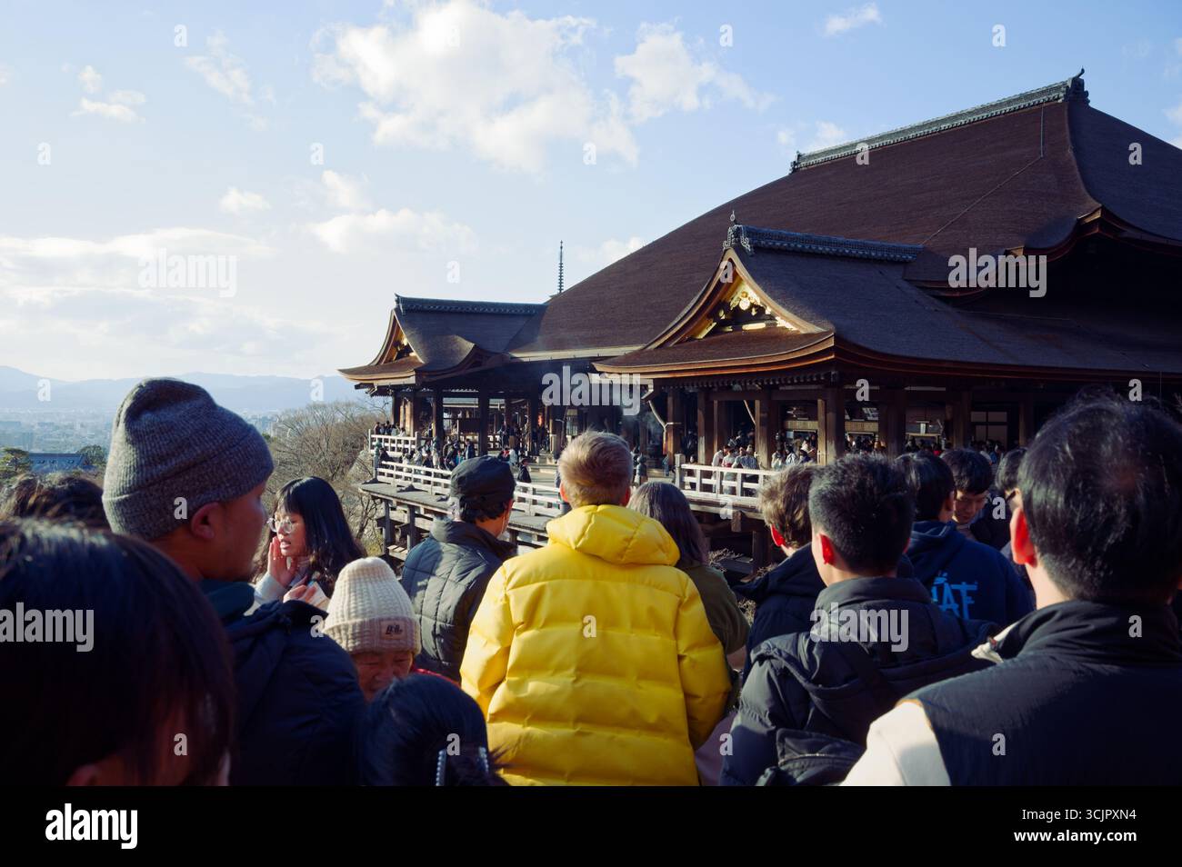 La folla si riunisce nella sala principale Kiyomizu-dera di Kyoto durante il giorno della maggiore età Foto Stock
