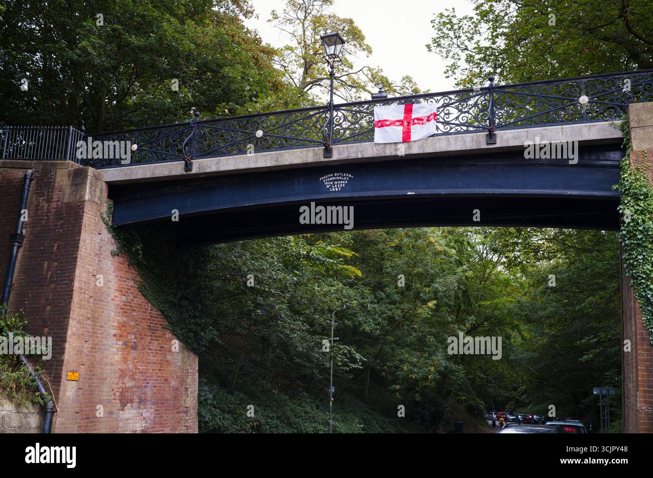 L'Inghilterra e la bandiera di San Giorgio sono esposte alla Church Cliff Ravine di Filey Foto Stock