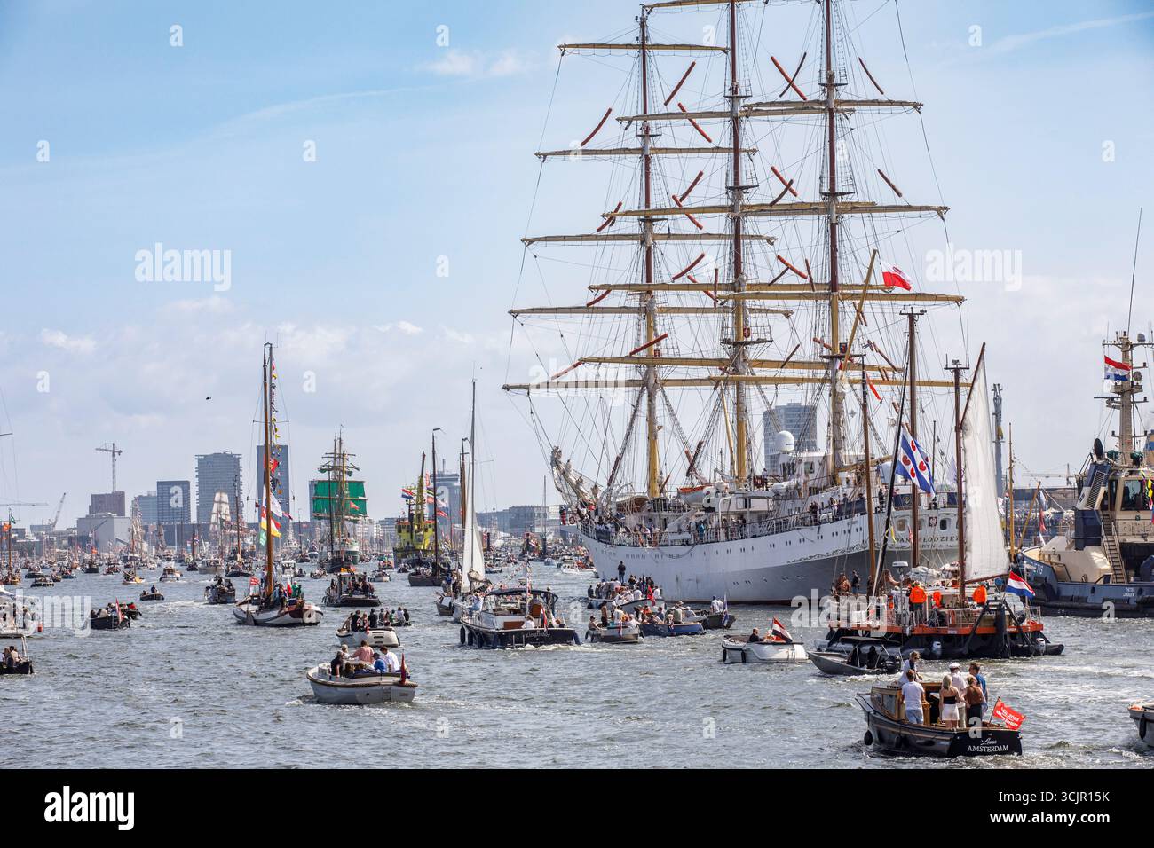 Sail-in Parade of the Sail Amsterdam, 20 agosto 2025, la nave addestramento vela polacca Dar Młodzieży, Paesi Bassi. Il Sail Amsterdam è un veliero e. Foto Stock