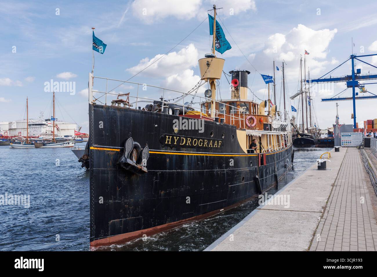 L'Hydrograaf si trova nel porto occidentale di Amsterdam, Paesi Bassi. Costruita nel 1910, la nave olandese fu utilizzata per il servizio idrografico della Foto Stock